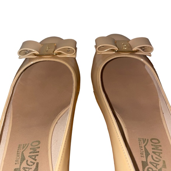 SALVATORE FERRAGAMO Vara Pump Low
Heel Bow Napak Nude Amaretti Size 9.5 C New - Picture 9 of 16